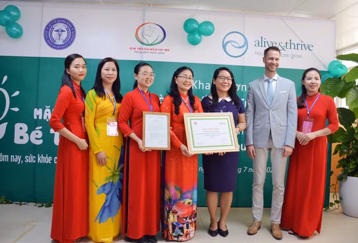 khai trương phòng tư vấn “Mặt trời bé thơ”, cung cấp hành trang cho các bà mẹ tiếp tục nuôi con bằng sữa mẹ sau khi xuất viện 