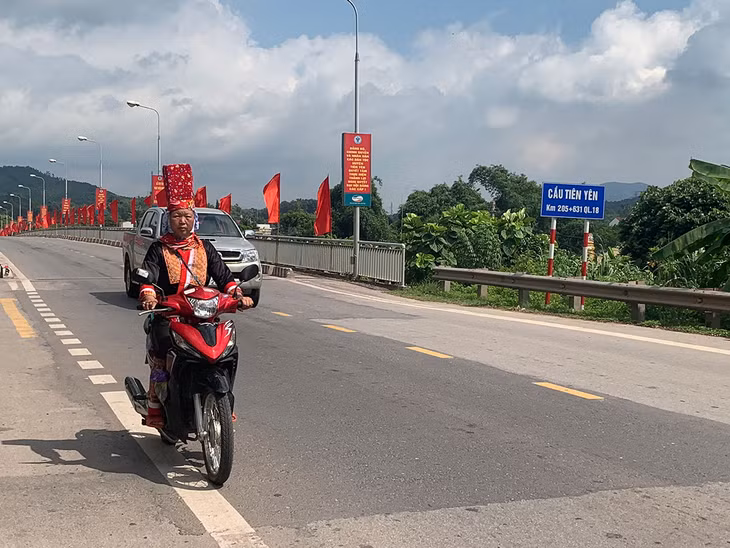 Vẫn còn nhiều bà con dân tộc do phong tục tập quán của mình nên khi tham gia giao thông bằng xe mô tô đã không đội mũ bảo hiểm.