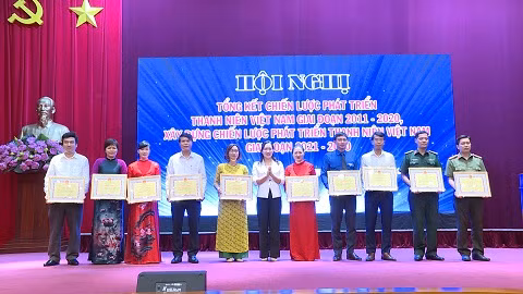 UBND tỉnh tặng bằng khen cho tập thể, cá nhân có thành tích xuất sắc trong chương trình phát triển thanh niên Quảng Ninh giai đoạn 2011 – 2020.