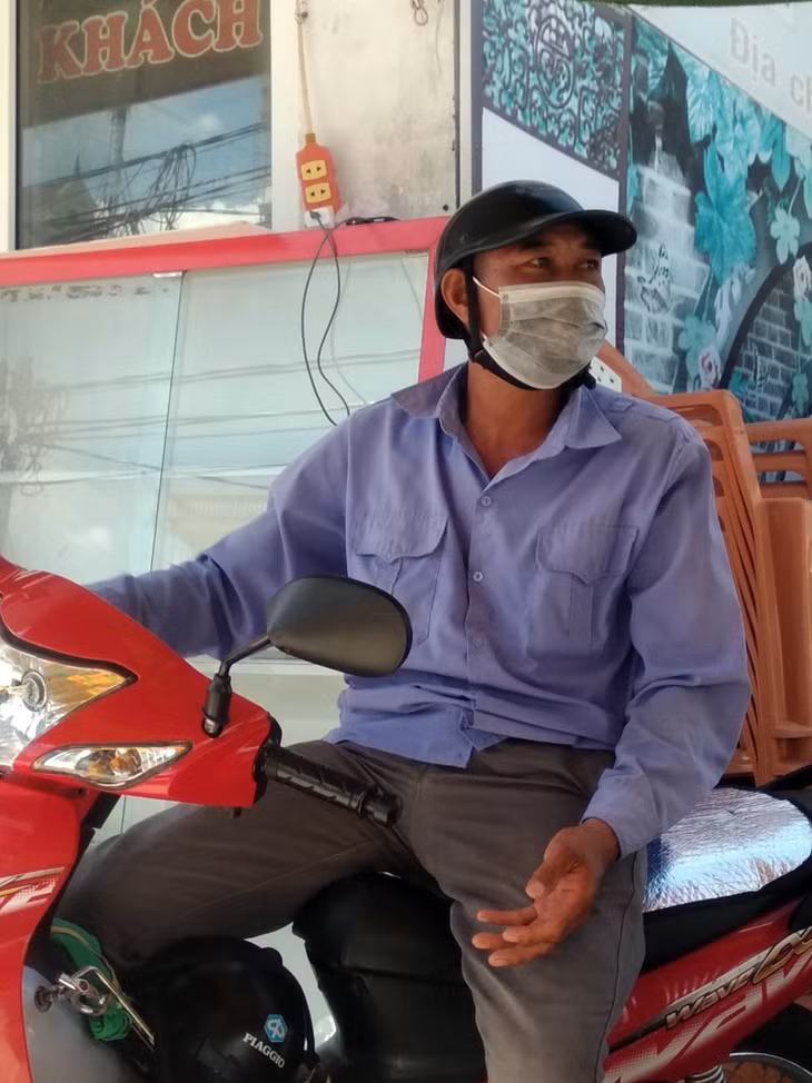Làm nghề chạy xe ôm tại khu vực Bến xe khách Móng Cái đã hơn 20 năm nay, nhưng đây là lần đầu tiên anh Hoàng Văn Khanh cùng các thành viên trong tổ xe ôm rơi vào tình cảnh 