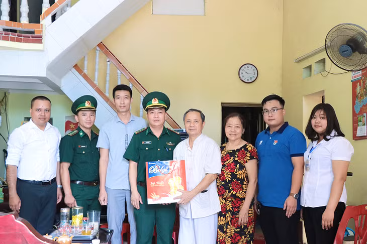 Đồn biên phòng CKQT Móng Cái phối hợp tặng quà cho gia đình chính sách trên địa bàn phường Trần Phú, TP Móng Cái.