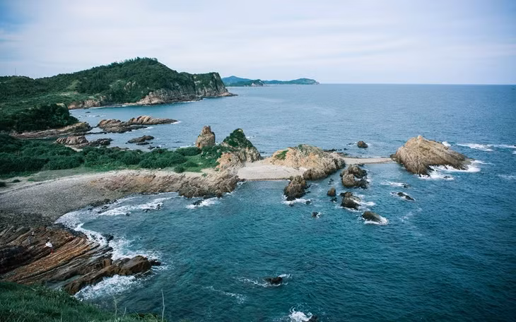 Bãi đá Móng Rồng - nơi hội tụ những trầm tích đá từ hàng ngàn năm.
