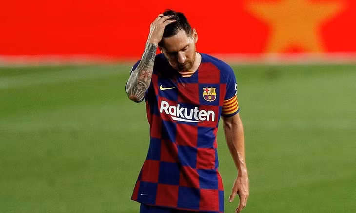 Messi cúi đầu rời Camp Nou. Ảnh: Reuters.