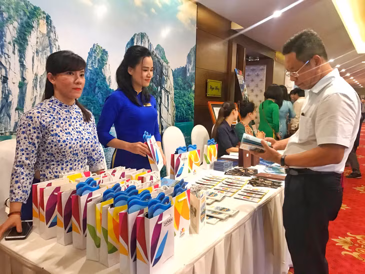 Các đơn vị kinh doanh du lịch giới thiệu các chương trình, chính sách khuyến mãi đến khách hàng của hai tỉnh. 