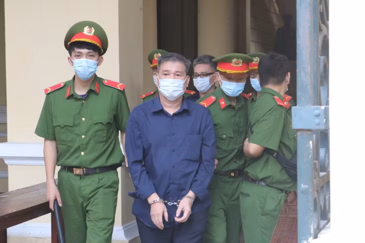 Siêu lừa Dương Thanh Cường được áp giải về nơi giam giữ.