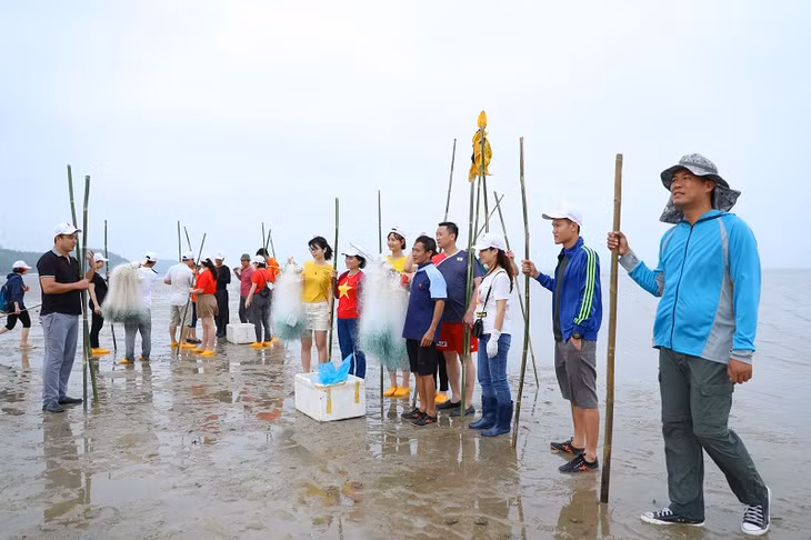 Tour du lịch cộng đồng “Một ngày làm ngư dân trên đảo Quan Lạn”.