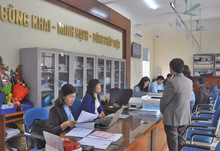 Lãnh đạo huyện Hải Hà kiểm tra điều kiện làm việc của cán bộ, công chức xã Quảng Ming sau sáp nhập vào tháng 1/2020.
