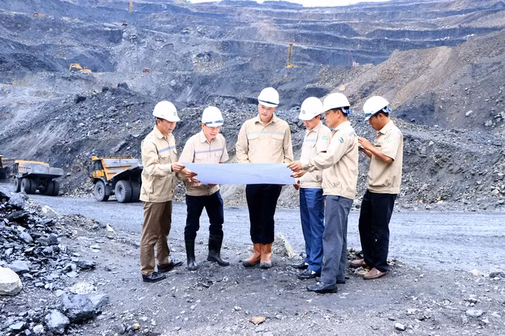 Các đồng chí lãnh đạo Công ty thường xuyên đi kiểm tra, chỉ đạo SX trên công trường