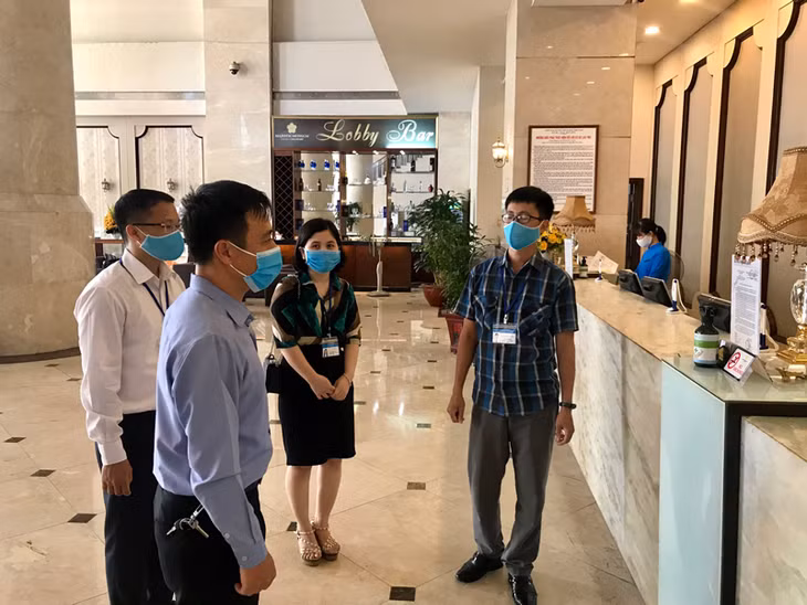 Kiểm tra các cơ sở lưu trú, tổ công tác đã đề nghị các cơ sở lưu trú tuân thủ nghiêm quy định, khuyến cáo của Bộ Y tế và cơ quan chức năng về việc đảm bảo phòng, chống dịch Covid-19.