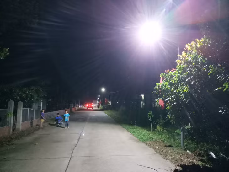 Chương trình Thắp sáng đường quê được triển khai có hiệu quả. (Ảnh: Tuyến điện chiếu sáng thôn Lục Chắn, xã Hải Sơn)