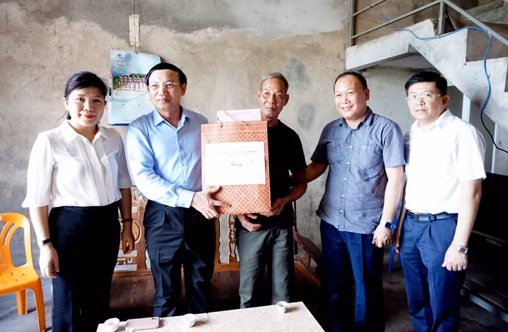 Đoàn đến thăm hỏi và tặng quà thương binh Trạc Văn Tiếp, xã Quảng Tân.