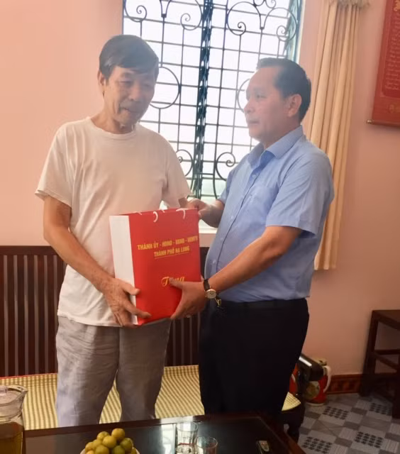Đồng chí Phạm Hồng Hà, Chủ tịch UBND TP Hạ Long thăm và tặng quà cho và gia đình ông Nguyễn Thành Chữ - thương binh ¾ cũng ở phường Bãi Cháy