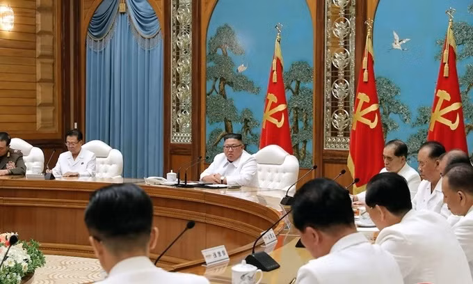 Lãnh đạo Triều Tiên Kim Jong-un hôm 25/7 chủ trì cuộc họp khẩn cấp về Covid-19 ở Bình Nhưỡng. Ảnh: KCNA.