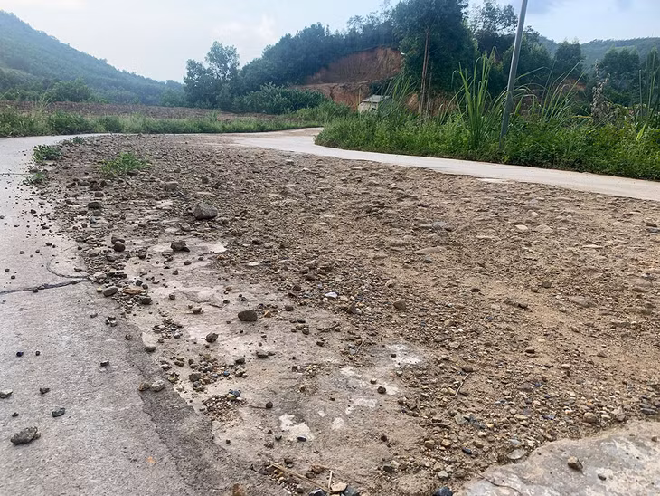 Mặt đường đi vào Khu du lịch thác Pạc Sủi đã bong tróc nghiêm trọng.