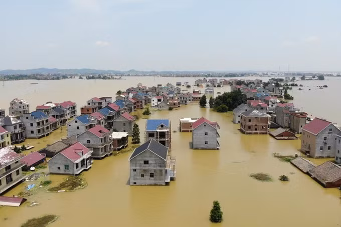 Những căn nhà chìm trong nước lũ ở Giang Tây, Trung Quốc ngày 17/7. Ảnh: Reuters.