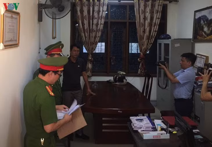Cơ quan điều tra khám xét nơi làm việc của ông Long.