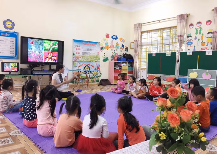 Cô giáo Trần Thị Chung (trình độ đại học), Trường Mầm non Minh Thành, TX Quảng Yên, dạy trẻ lớp 5 tuổi về hoạt động khám phá khoa học tìm hiểu các mùa trong năm.