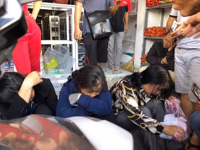 Nhóm đối tượng bị người dân giữ lại tại hiện trường (Ảnh: Báo Người lao động)