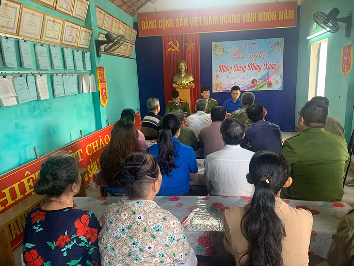 Một buổi tuyên truyền pháp luật cho người dân của công an và Đoàn thanh niên xã Tiền An. 