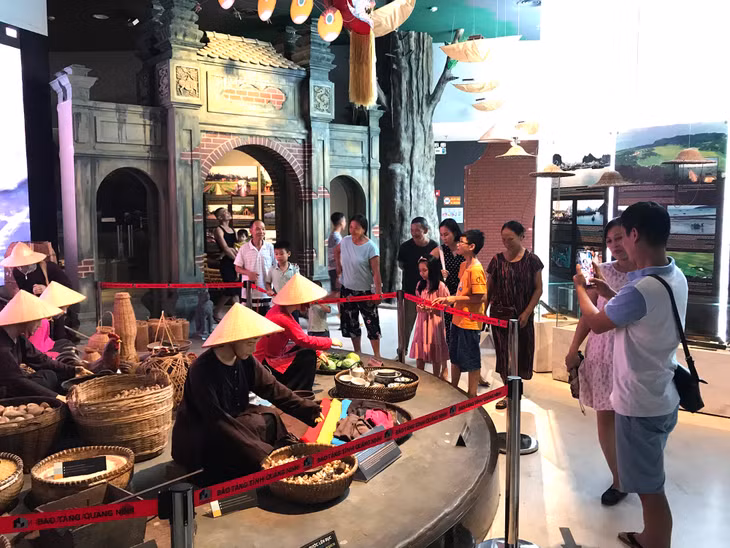 Du khách đến tham quan Bảo tàng Quảng Ninh. Ảnh chụp ngày 15/7/2020.