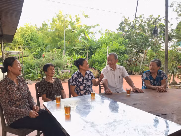 Bà Phạm Thị Hoàn, Bí thư đồng thời trưởng khu Trới 6, phường Hoành Bồ (thứ ba, từ trái sang) tuyên truyền về Đại hổi Đảng bộ TP Hạ Long đến các hộ dân. 