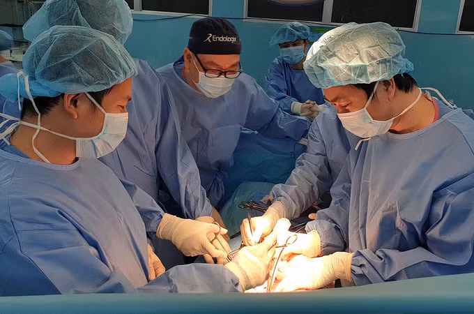 Bác sĩ phẫu thuật cấp cứu cho bệnh nhân thủng động mạch. Ảnh: Trần Nhung.