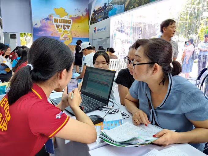 Du khách được tư vấn kỹ về chương trình tour tại Ngày hội du lịch TP HCM. Ảnh: Nguyễn Nam.