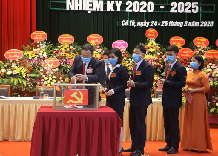 Các đại biểu Đại hội Đảng bộ thị trấn Cô Tô bỏ phiếu bầu ban chấp hành Đảng bộ thị trấn nhiệm kỳ mới. Ảnh: Công Quý (Trung tâm TT&VH Cô Tô)