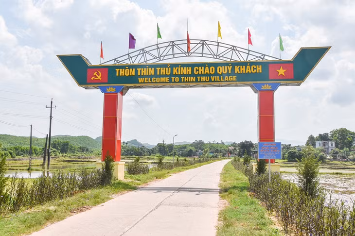 Cổng chào văn hóa gắn với tuyến đường NTM được các thôn, xã của Đầm Hà quan tâm xây dựng để tạo cảnh quan đẹp, vừa khơi dậy lòng tự hào kết quả xây dựng NTM của nhân dân. Trong ảnh: Cổng chào các thôn Tân Thanh (xã Quảng Tân) và thôn Thìn Thủ (xã Quảng An).