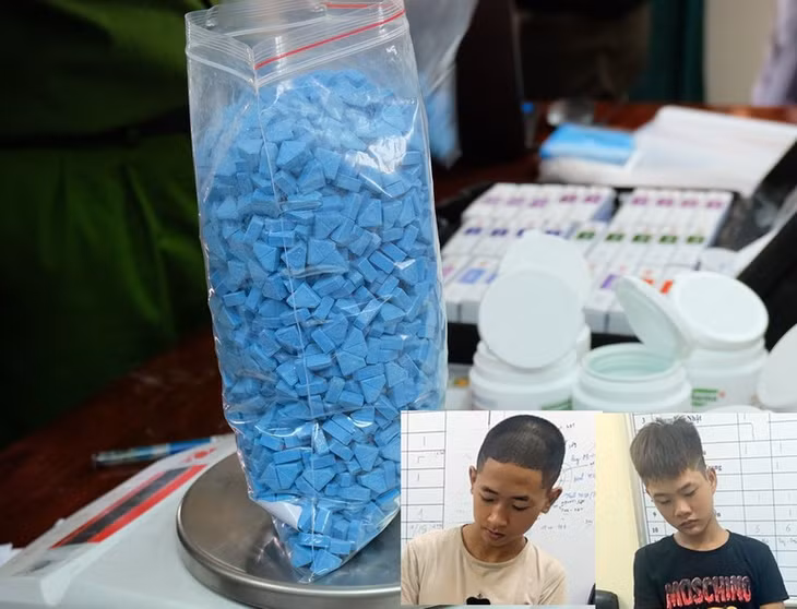Tang vật thu giữ và 2 đối tượng trong đường dây ma túy tại cơ quan điều tra.