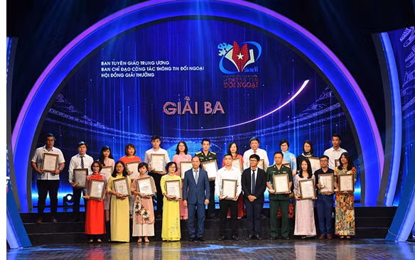 Ban Tổ chức trao giải Ba cho các tác giả, nhóm tác giả đạt giải.