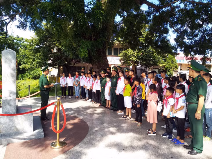 Bộ Chỉ huy Bộ đội Biên phòng Quảng Ninh tổ chức cho các cháu học sinh thăm cột mốc 1369(2)