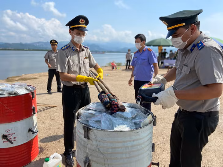 Đại diện các ngành châm lửa tiêu hủy vật chứng trong vụ án.