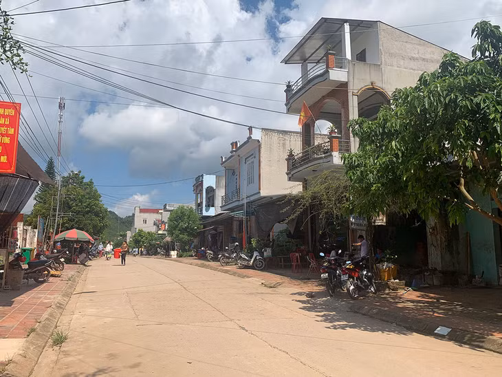 Nhiều ngôi nhà cao tầng và hệ thống giao thông được làm mới đẹp đẽ cho thấy xã Lương Mông đã thay đổi rõ nét.