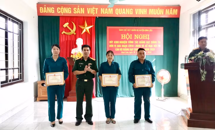 Lãnh đạo chỉ huy Ban CHQS huyện Bình Liêu biểu dương, khen thưởng các thí sinh đạt giải trong Hội thi cán bộ giảng dạy chính trị năm 2020. 