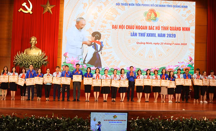 Các cá nhân có thành tích xuất sắc trong công tác đội giai đoạn 2018 -2020 đưuọc biểu dương khen thưởng