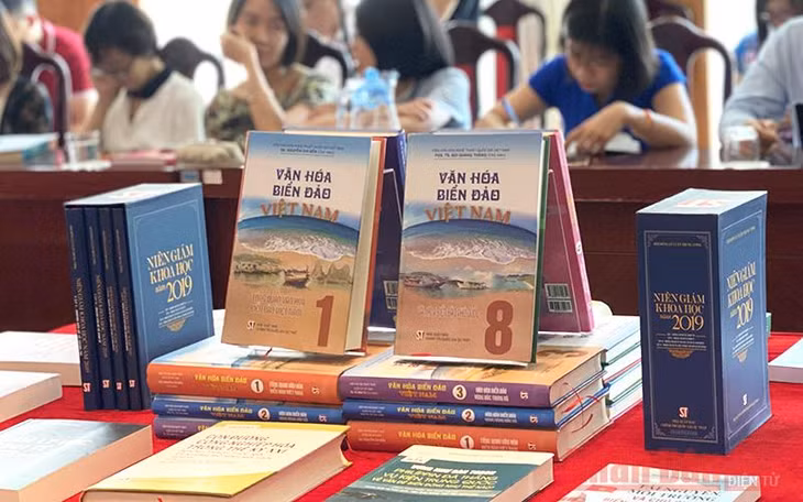 Trưng bày, giới thiệu bộ sách Văn hóa biển đảo Việt Nam. 