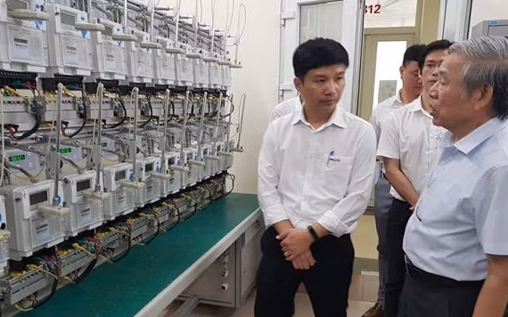 Đoàn công tác liên ngành kiểm tra việc kiểm định đồng hồ đo điện điện tử tại Công ty TNHH MTV Thí nghiệm điện miền Bắc