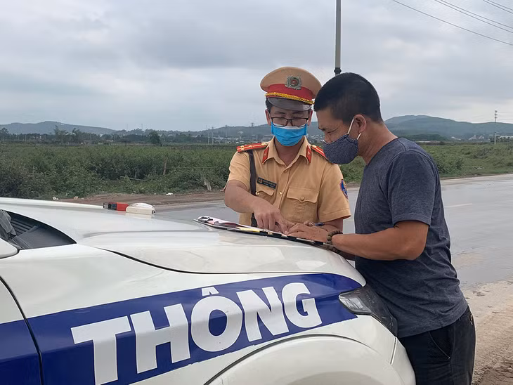 Cán bộ Đội CSGT số 2, lập biên bản xử phạt phương tiện vi phạm trên QL279.