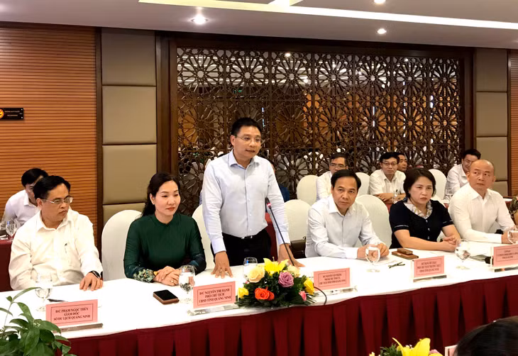 Chủ tịch UBND tỉnh Quảng Ninh Nguyễn Văn Thắng thông tin về tình hình kinh tế - xã hội của tỉnh. 