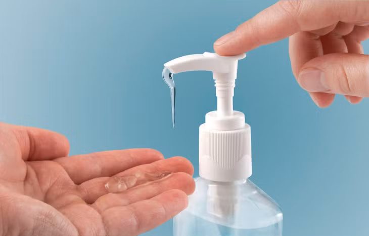 Thường xuyên rửa tay bằng dung dịch sát khuẩn khiến da tay bị khô.