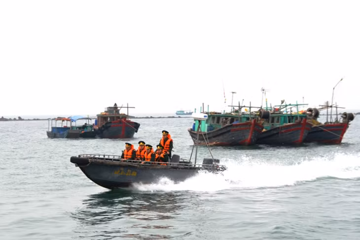 Một buổi tuần tra trên biển của các chiến sĩ biên phòng đảo Cô Tô. Ảnh: Công Quý (Trung tâm TT-VH Cô Tô)