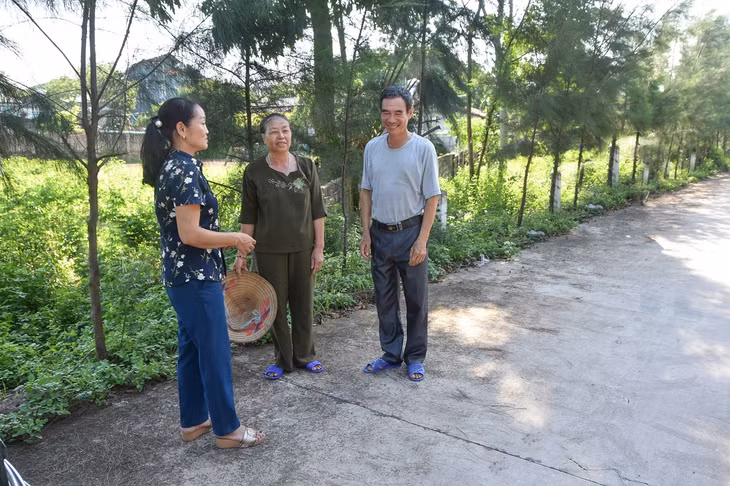 Ông Đỗ Quang Hạnh (bên phải) ở thôn Đồng Mạ, xã Tiên Lãng, huyện Tiên Yên là một trong những hộ tiên phong hiến đất làm đường NTM tại địa phương.