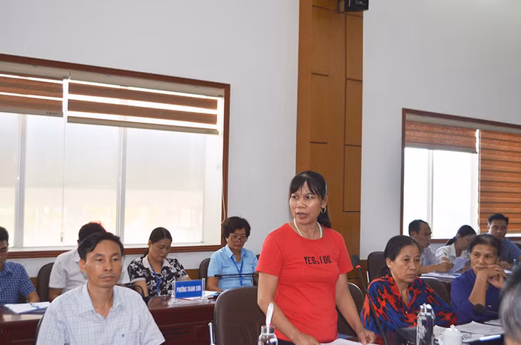 Đại diện các hộ dân trình bày nội dung kiến nghị.