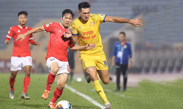 Tấn Tài (giữa) trong màu áo Hà Tĩnh gặp Nam Định ở vòng 2 V-League 2020. Ảnh: VPF.