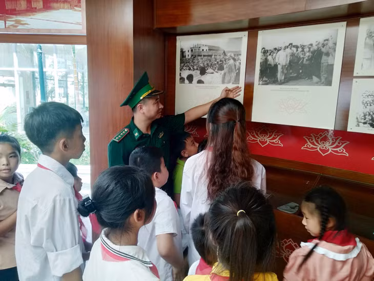 ...và thăm Nhà lưu niệm Bác Hồ tại đầu cầu Bắc Luân, Cửa khẩu Quốc tế Móng Cái.