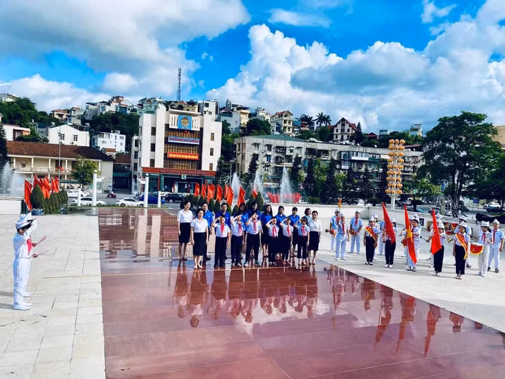 Học sinh Trường Tiểu học Hạ Long, TP Hạ Long dâng hương tại Tượng đài liệt sĩ