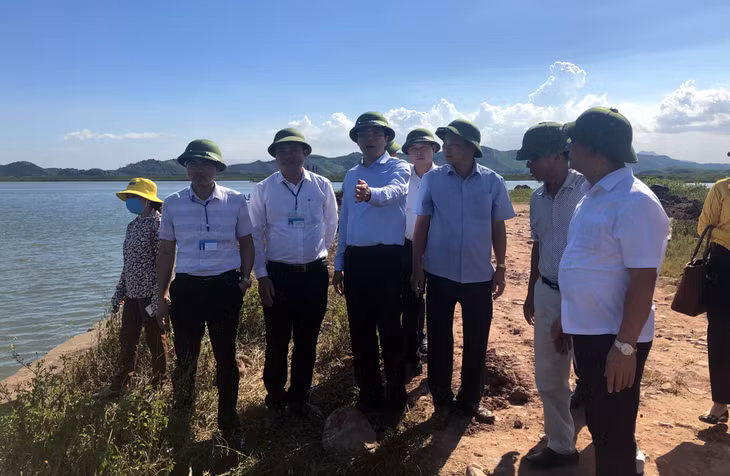Đoàn đã kiểm tra công tác GPMB thôn Xán Xế Nam, xã Đông Ngũ.