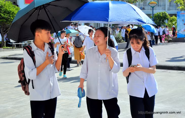 Đa phần các thí sinh đều có tâm trạng vui vẻ, thoải mái sau khi hoàn thành bài thi.