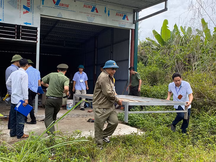 Lực lượng chức năng TP Hạ Long tháo dỡ công trình lấn chiếm đất đai, xây dựng không phép tại tổ 14C, khu 4A, phường Hùng Thắng. Ảnh: Thu Hường (Trung tâm TT-VH TP Hạ Long)
